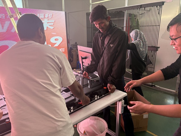 馬來(lái)西亞客戶驗(yàn)貨實(shí)錄：華邦瀛P8戶外LED顯示屏壓鑄鋁箱體（960*960mm）專(zhuān)業(yè)評(píng)測(cè)與技術(shù)解析