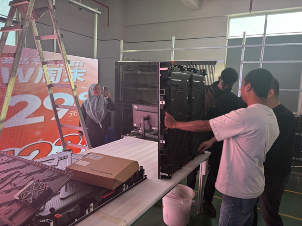 馬來(lái)西亞客戶驗(yàn)貨實(shí)錄：華邦瀛P8戶外LED顯示屏壓鑄鋁箱體（960*960mm）專(zhuān)業(yè)評(píng)測(cè)與技術(shù)解析